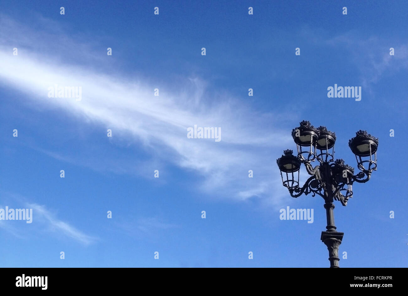 Led street light classique contre blue cloudy sky, Badajoz, Espagne Banque D'Images