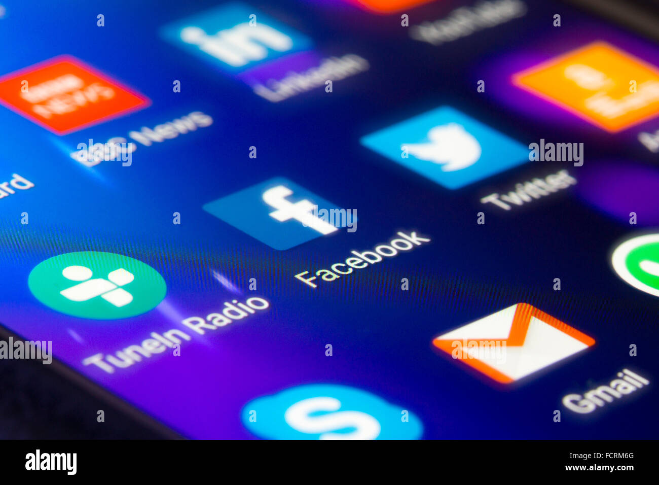 Un gros plan extrême plan macro sur un écran de smartphone est concentré sur l'application Facebook Banque D'Images
