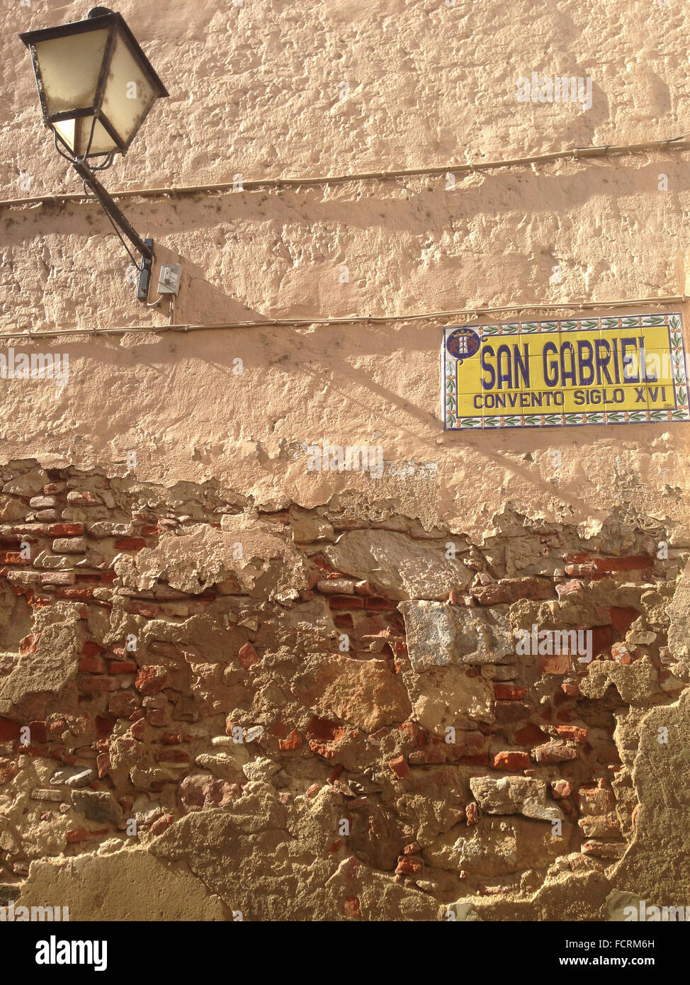 Vieille ville ruiné mur extérieur. Par un trou dans un mur de briques visibles c'est Banque D'Images