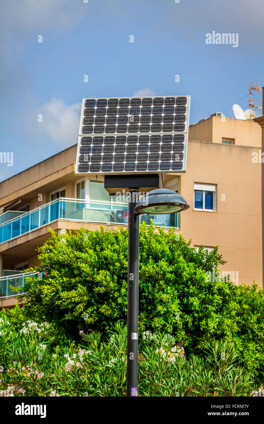 Éclairage public avec panneau solaire Photo Stock - Alamy
