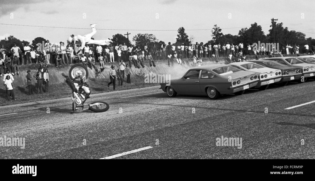 Daredevil moto Bob Pleso est mort après qu'il s'est court-circuit de la tentative d'une rampe pour sauter par dessus la masse 30 voitures le 4 août 1974. Banque D'Images