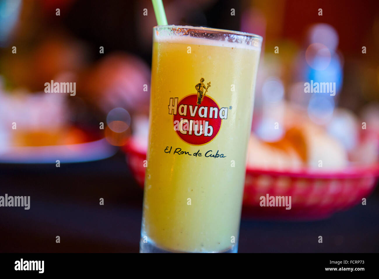 Havana Club, El Ron del Cuba, cocktail au rhum avec de la paille de verre Banque D'Images