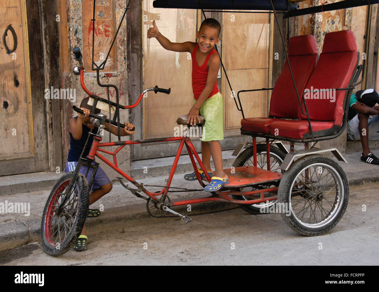 Les enfants jouant sur vélo taxi, Habana Vieja (la vieille Havane), Cuba Banque D'Images