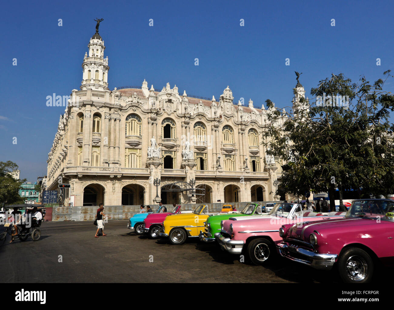 Alicia Alonso Grand Théâtre de La Havane et voitures américaines classiques, La Havane, Cuba Banque D'Images