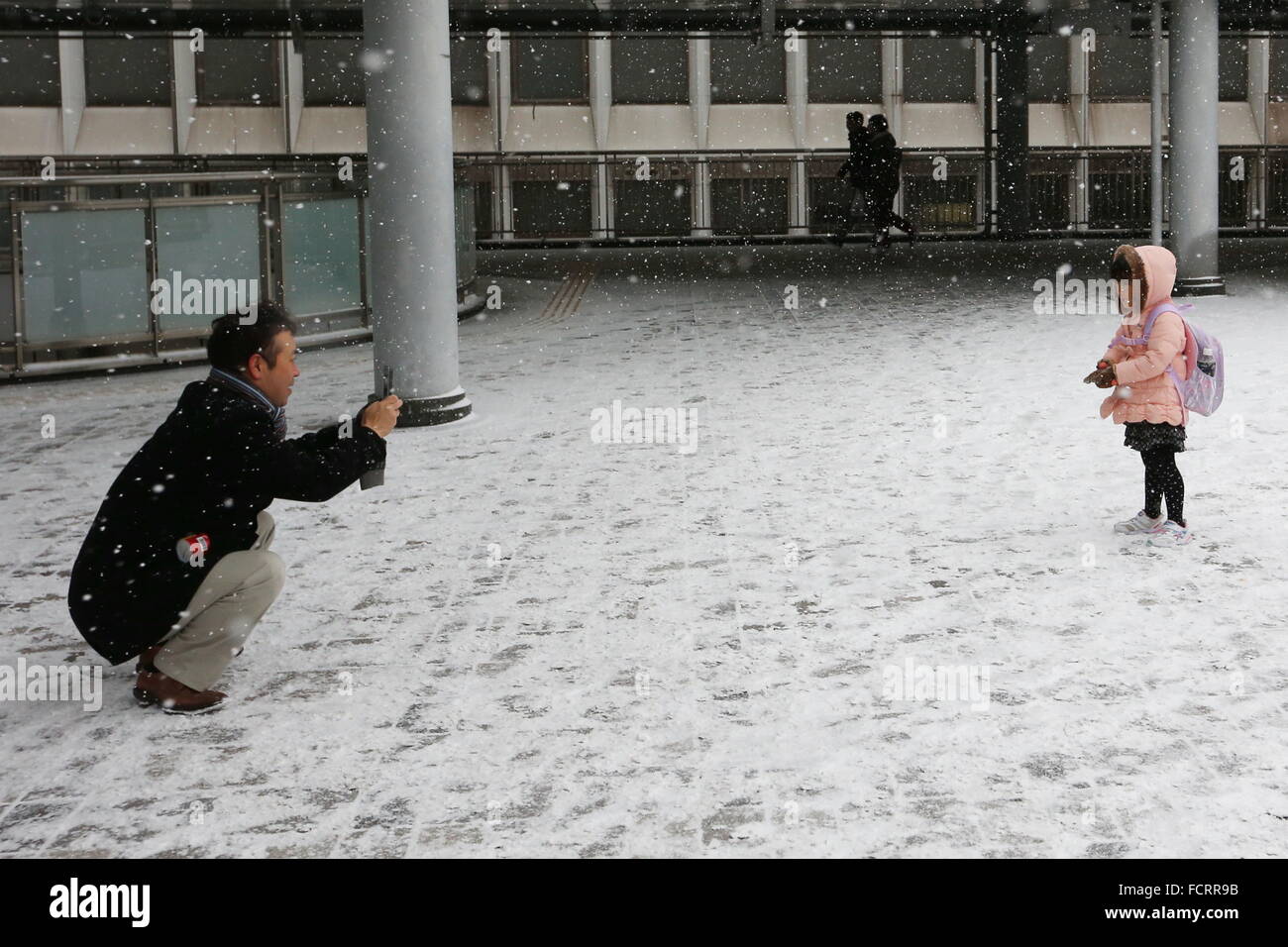 Chutes de neige près de JR Kokura Station dans la préfecture de Fukuoka, l'ouest du Japon le 24 janvier 2016. Le poids de la neige a frappé dans une grande partie de l'ouest et le centre du Japon tôt le dimanche, causant des disrupton aux principaux systèmes de transport. © Sho Tamura/AFLO/Alamy Live News Banque D'Images