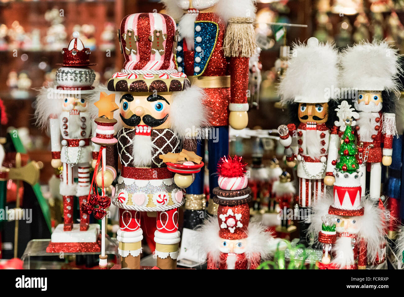 Figurines de Noël Casse-Noisette dans une maison de vacances shop. Banque D'Images