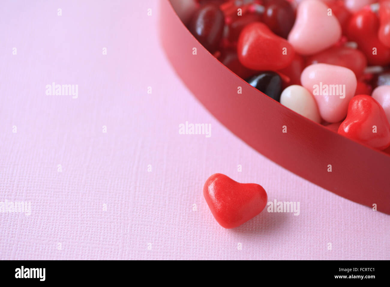 Valentine candy couleur vive avec Nutrifer dans une boîte coeur with copy space Banque D'Images