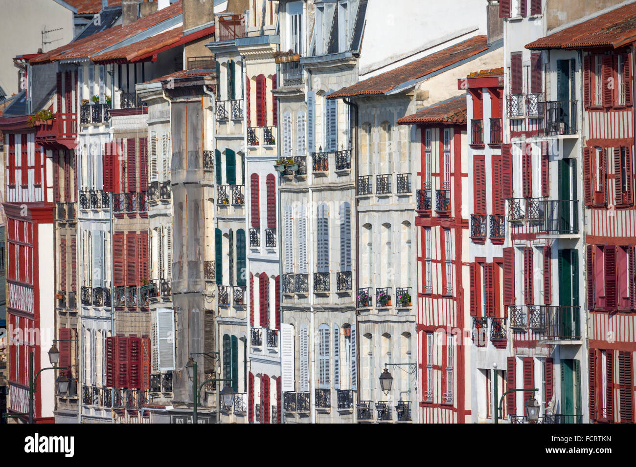 Maisons typiques de plusieurs étages dans le quartier de 'Grand' Bayonne (Bayonne Pyrénées Atlantiques Aquitaine France Europe). Banque D'Images
