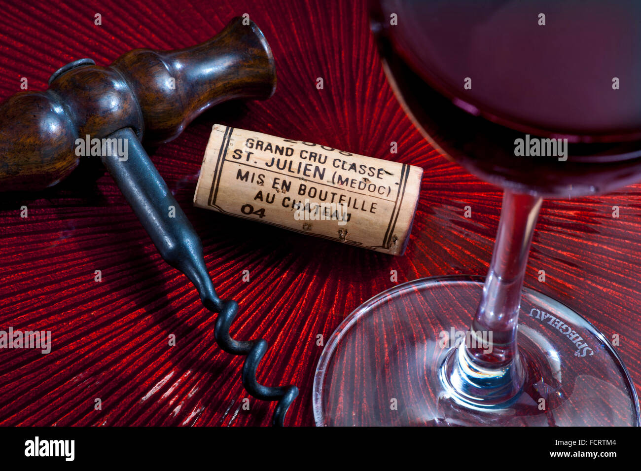 St Julien Médoc dégustation de vin rouge de luxe avec tire-bouchon antique, 2005 grands cru classe St.Julien le liège du Médoc et le verre de dégustation de vin de Spiegelau Banque D'Images