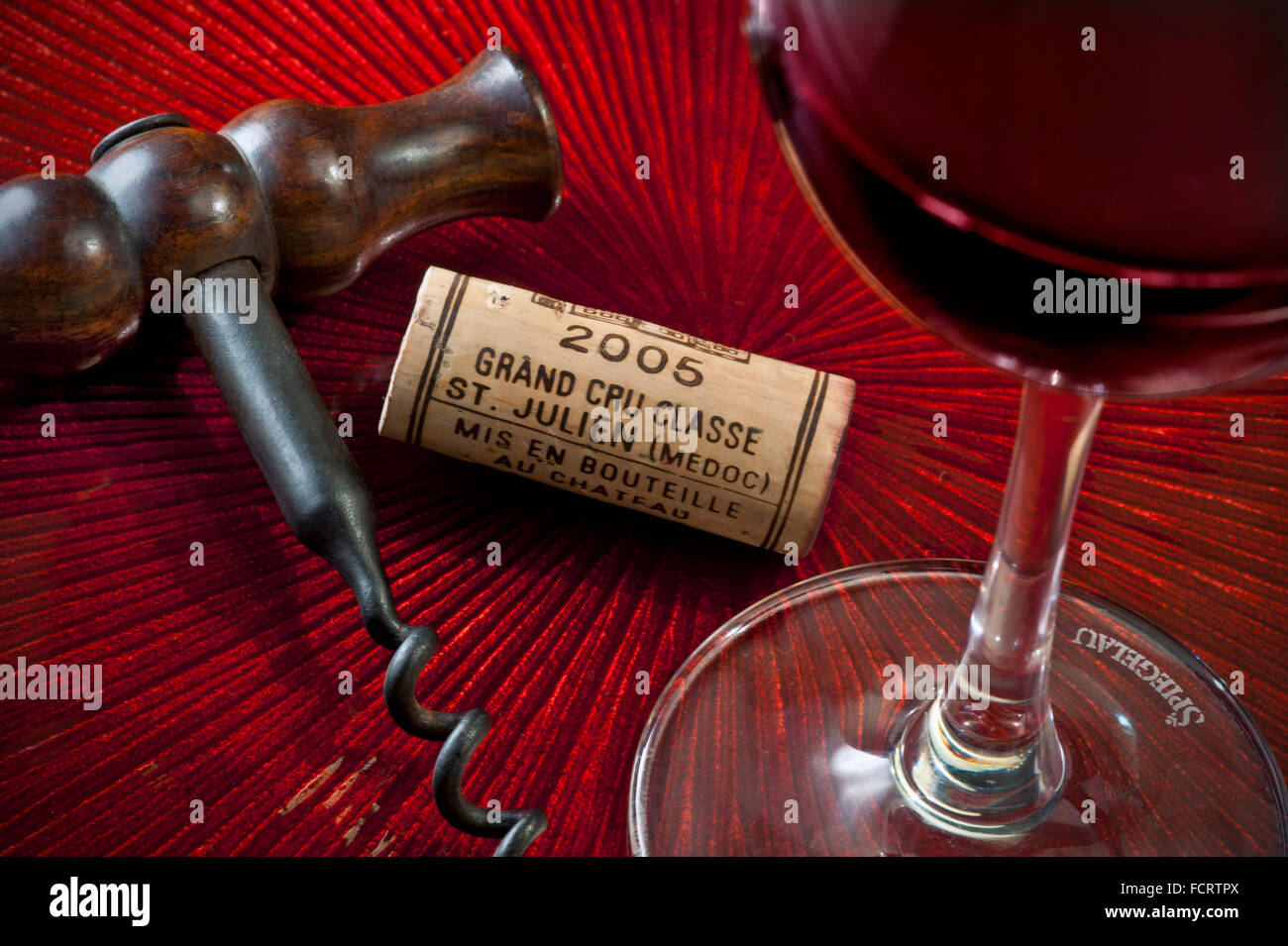 Dégustation de vins de luxe au Saint-Julien Médoc avec tire-bouchon antique, grand cru de classe St.Julien en liège du Médoc 2005 et verre de dégustation de vins rouges de Spiegelau Banque D'Images