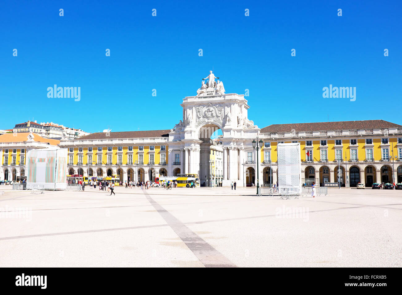 Place du Commerce, l'un des monuments les plus importants de Lisbonne, avec le célèbre arc de triomphe au Portugal Banque D'Images