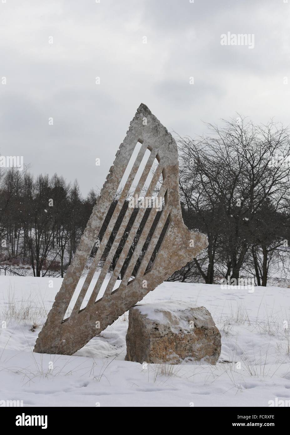 Une sculpture intitulée 'Stone Harp' par René Kung au Minnesota Landscape  Arboretum près de Minneapolis Photo Stock - Alamy