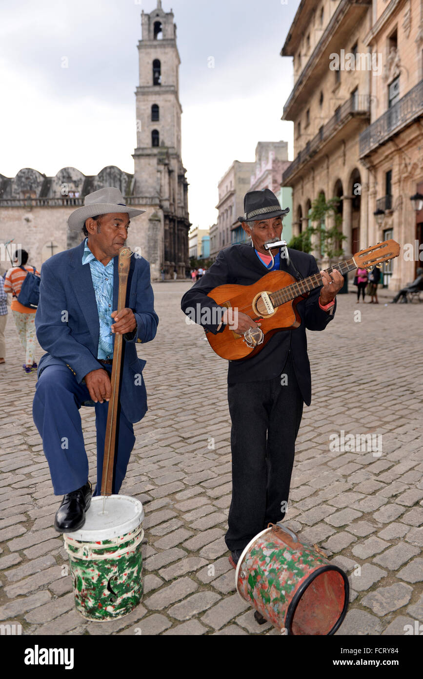 La Havane, Cuba - 20 janvier 2016 : deux musiciens busk pour les touristes dans la vieille Havane. Cuba est connu pour sa riche histoire musicale. Banque D'Images