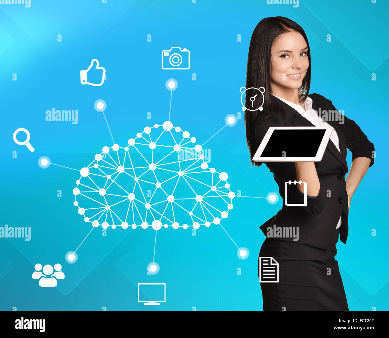 Business Woman standing with tablet dans sa main à côté de l'espace de stockage dans le cloud Banque D'Images