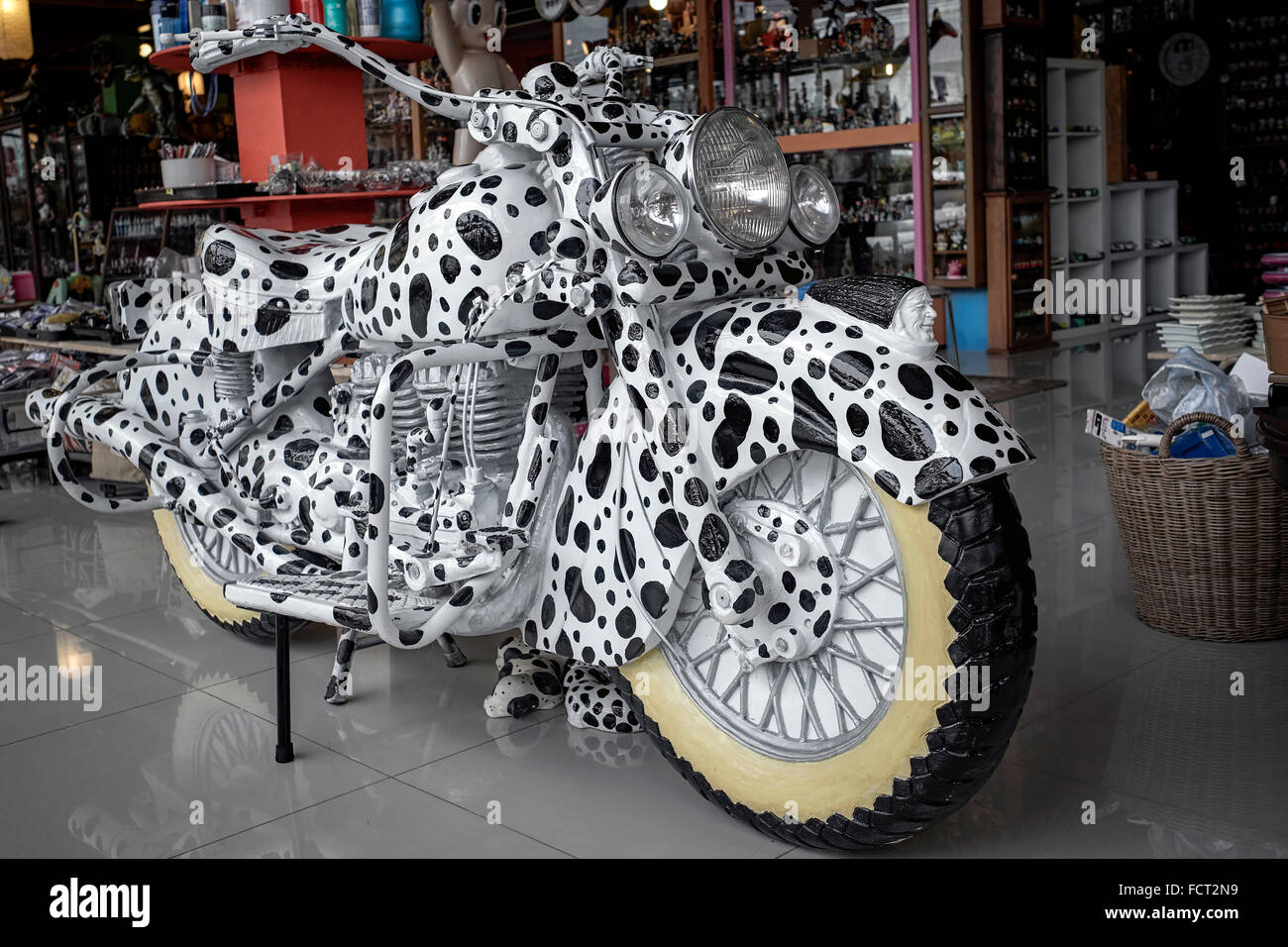 Polka de moto indienne à pois peint et utilisé comme publicité de magasin rétro. Thaïlande S. E. Asie Banque D'Images