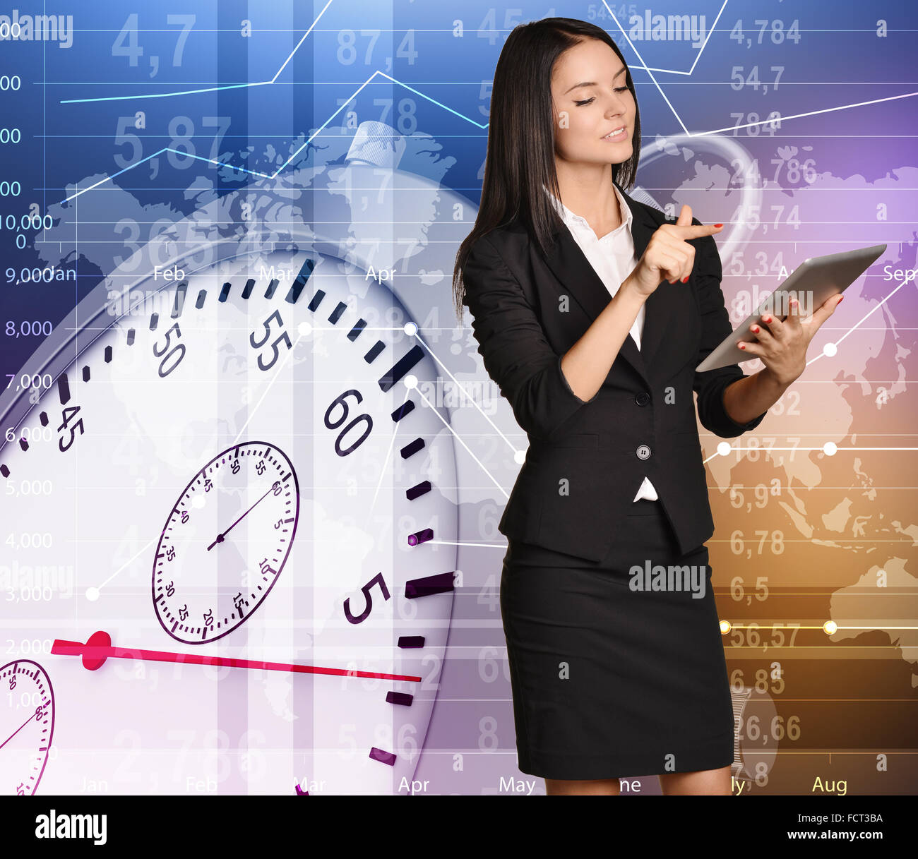 Jeune fille se fond sur le chronomètre en appuyant sur tablette tactile dans l'index Banque D'Images