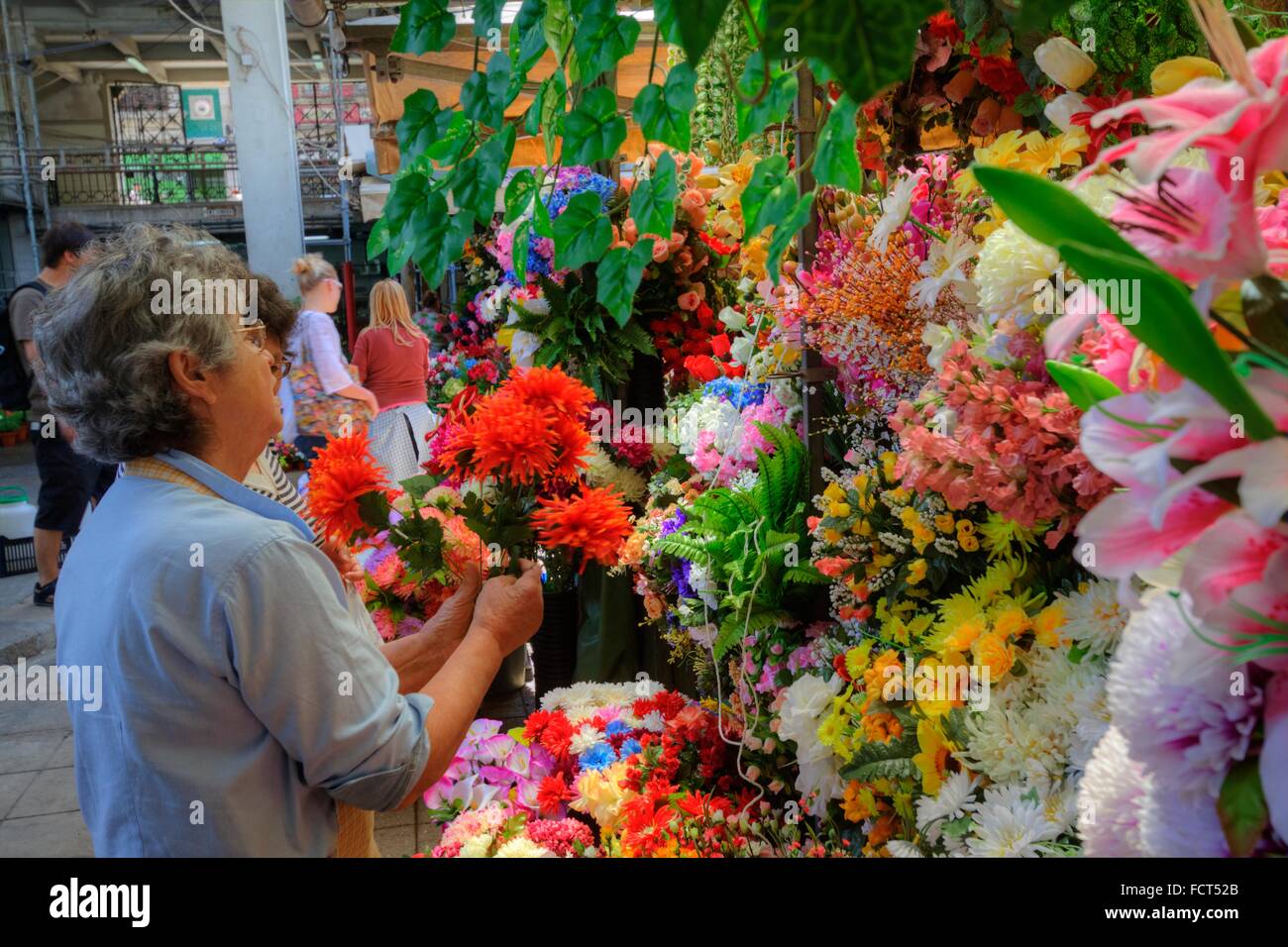Scène de marché aux fleurs avec le vendeur, Porto, Portugal Banque D'Images
