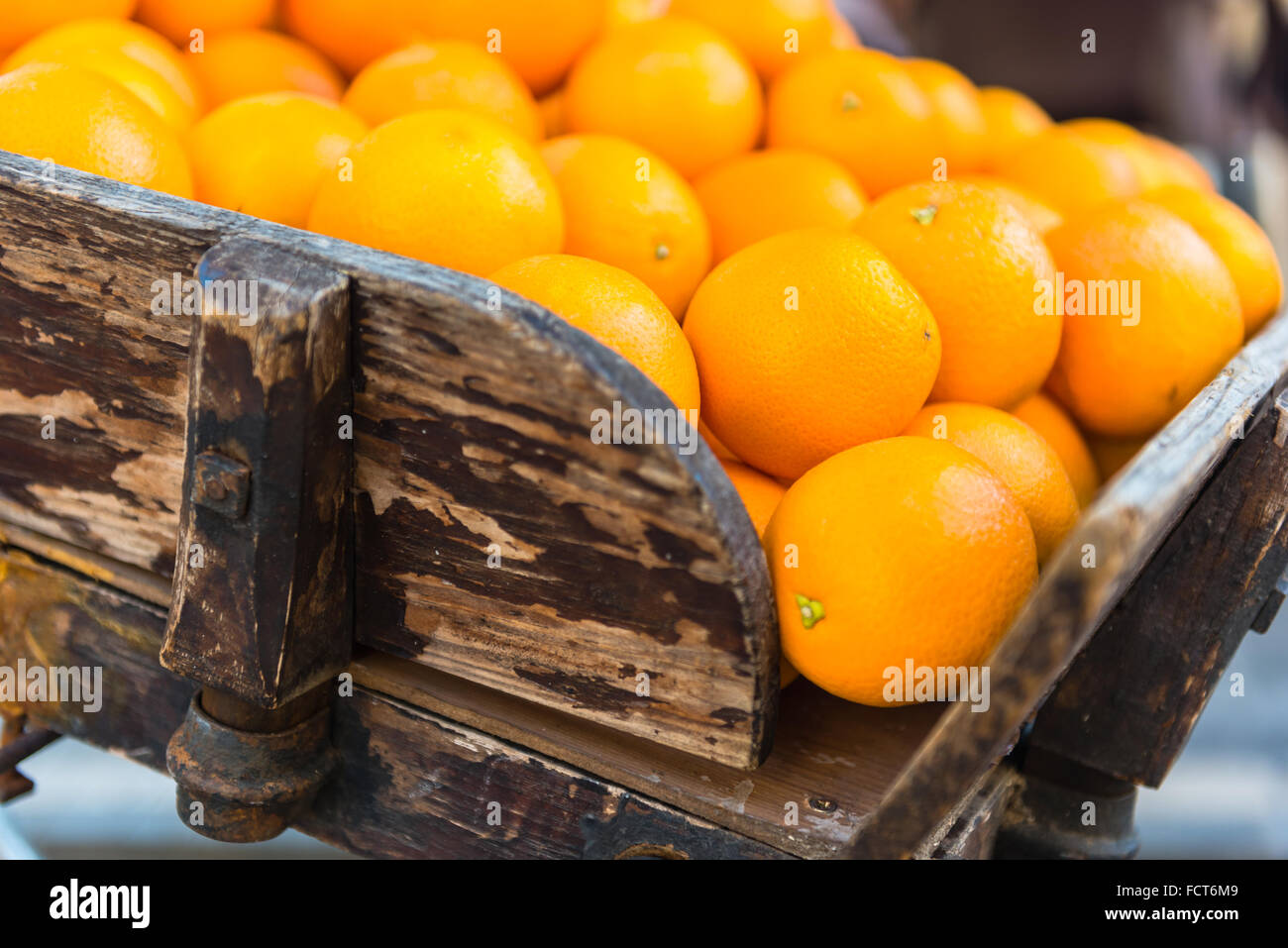 Les oranges fraîches sur vintage wooden cart dans la ville Banque D'Images