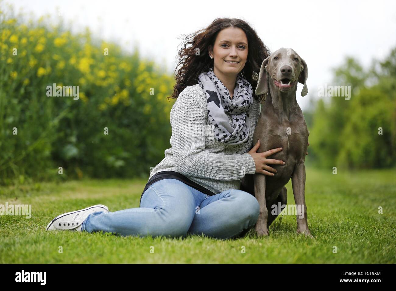 Femme aux cheveux courts et le Braque Banque D'Images