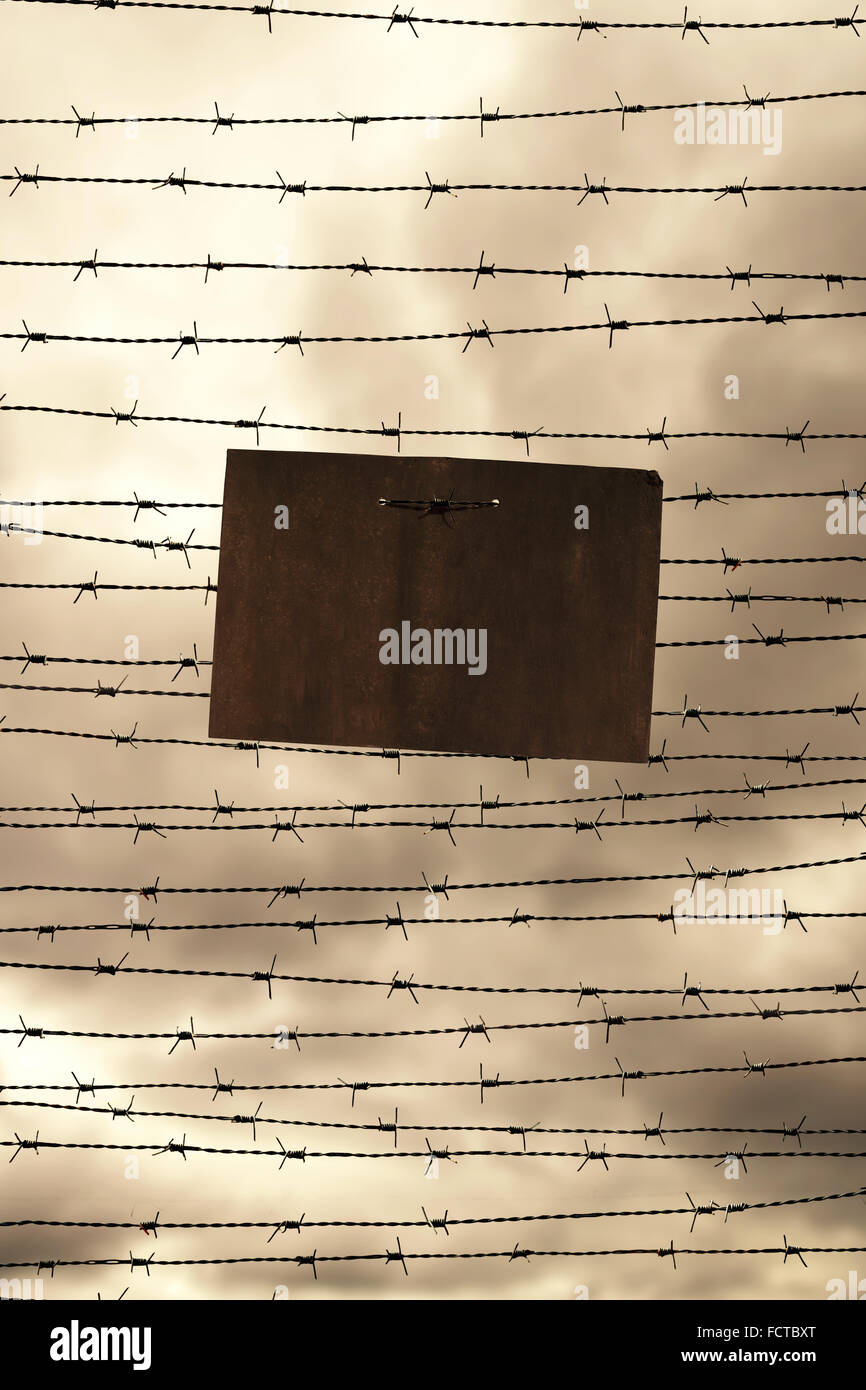 Barbelés et interdiction signe comme un symbole pour la liberté ou la prison Banque D'Images