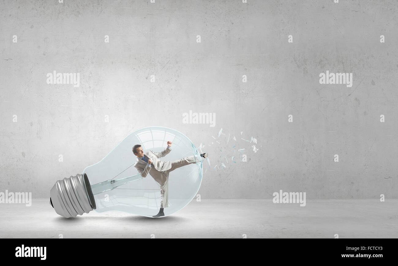 Businessman inside Light bulb freinage, il de sortir Banque D'Images