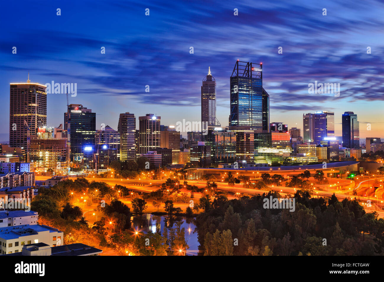 La ville de Perth CBD au lever du soleil vu de hauteurs de Kings Park. Gratte-ciel de la capitale de l'ouest de l'Australie allumé au-dessus de ville Banque D'Images