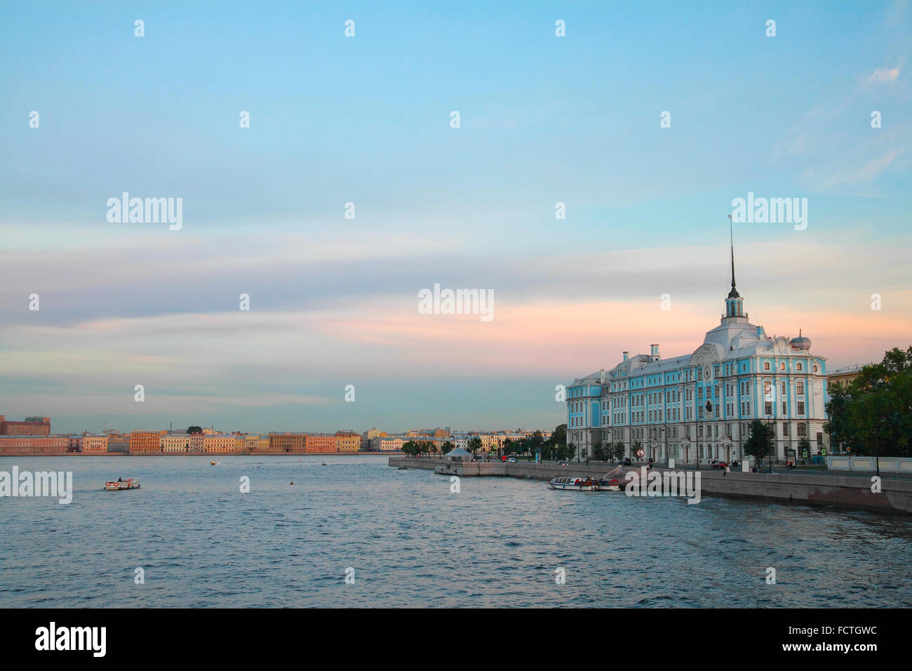 Saint-pétersbourg. Neva embankment, voir l'École navale Nakhimov Banque D'Images