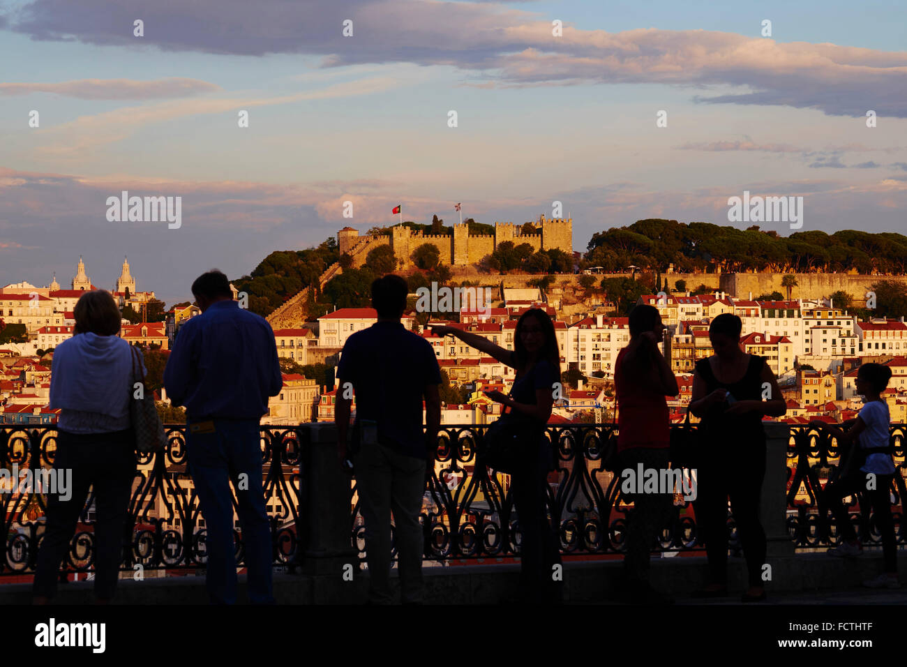 Portugal, Lisbonne, ville et Castelo Sao Jorge ou St George's Castle de Miradouro de Sao Pedro de Alcantara Banque D'Images