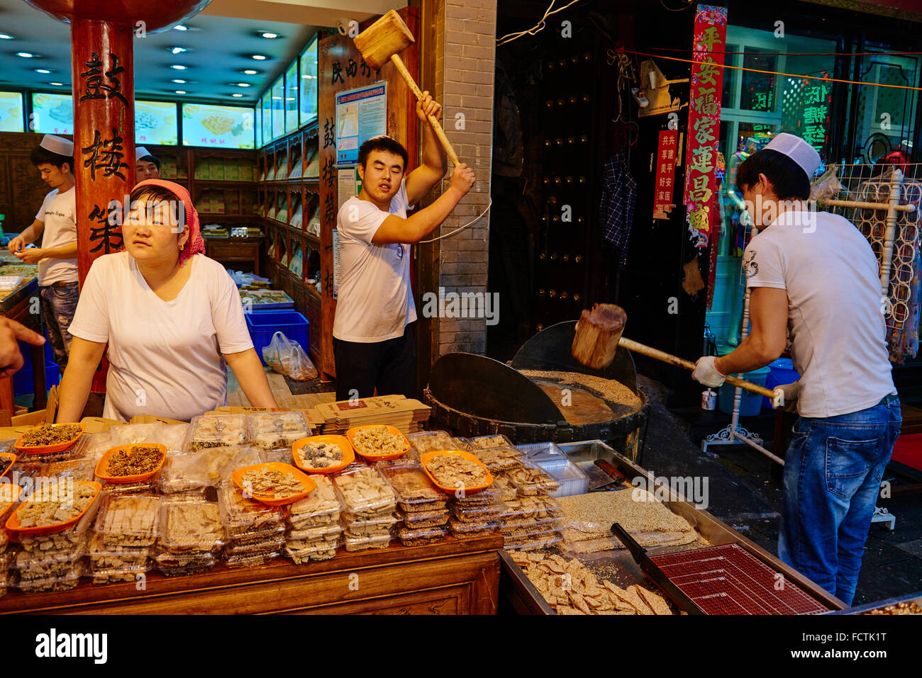 Chine, province du Shaanxi, Xi'an, Hui quartier, marché alimentaire, nougat shop Banque D'Images
