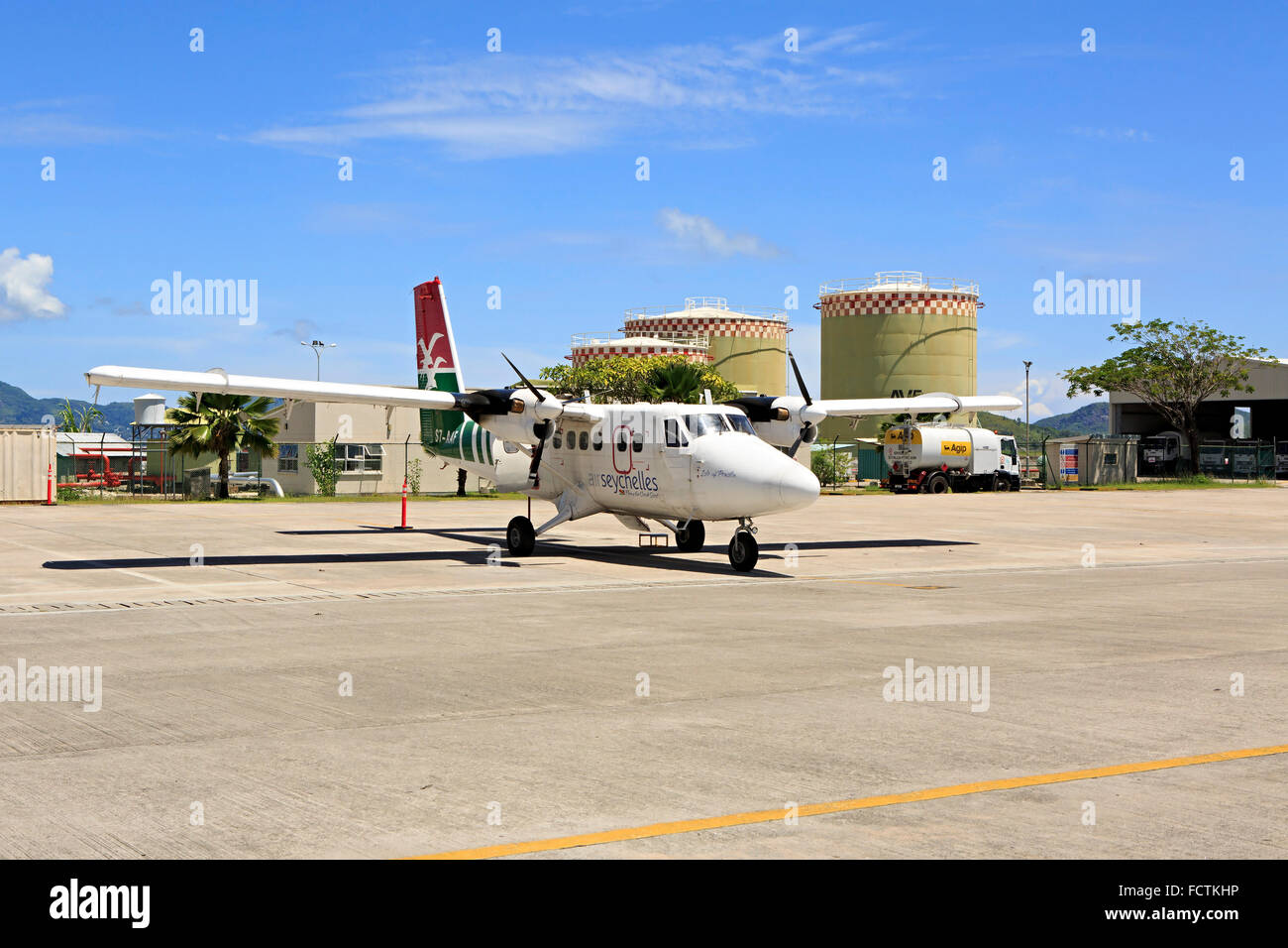 Les compagnies aériennes locales des avions à l'Aéroport International des Seychelles sur l'île de Mahé. Banque D'Images