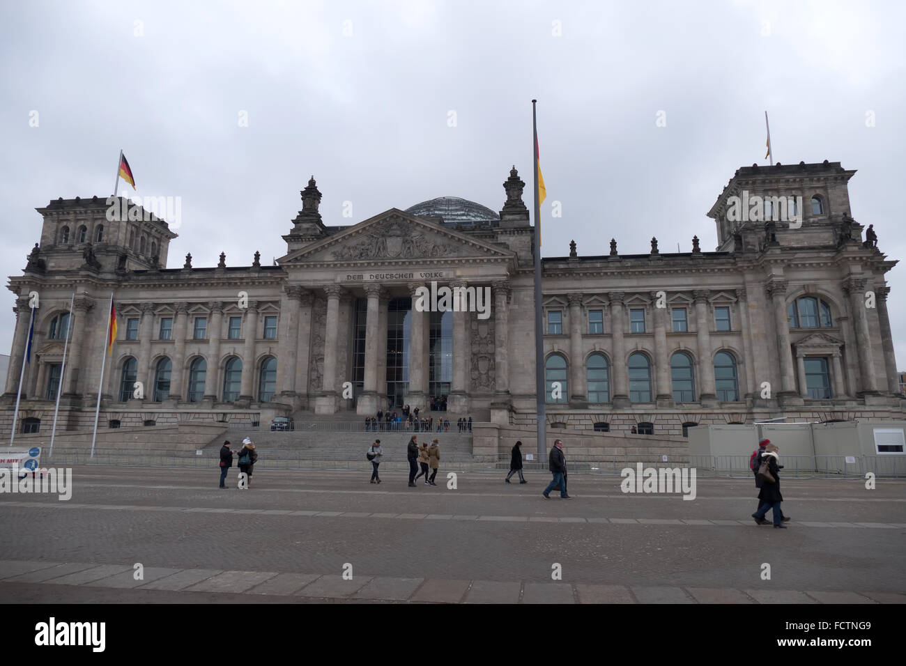 Vue urbaine de Berlin, capitale allemande, l'Allemagne, l'Europe. Le Reichstag ou Bundestag ou de parlement, monument, bâtiment avec les gens Banque D'Images