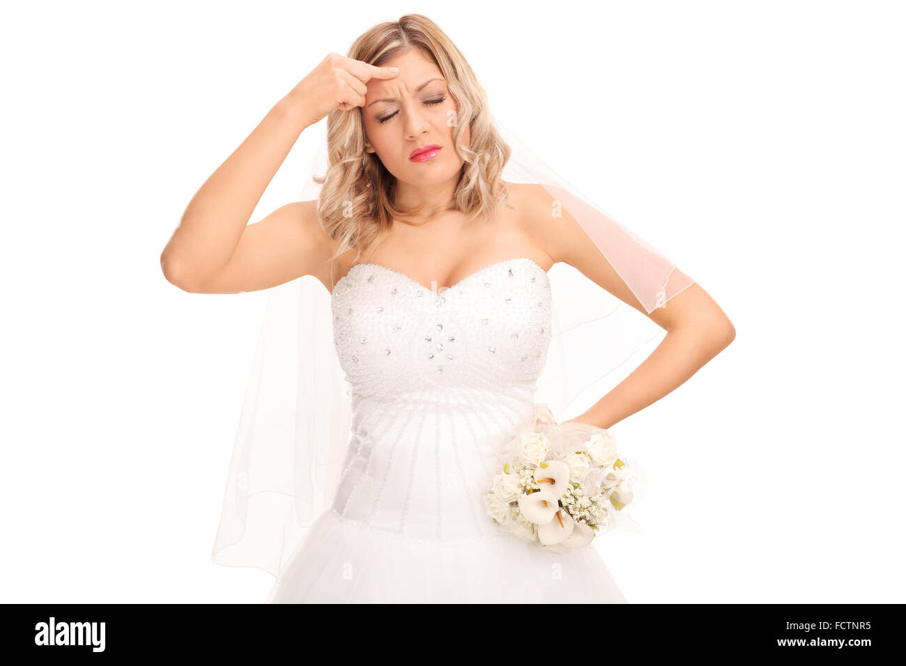 Portrait d'une jeune mariée dans une robe de mariée blanche ayant un mal de tête isolé sur fond blanc Banque D'Images