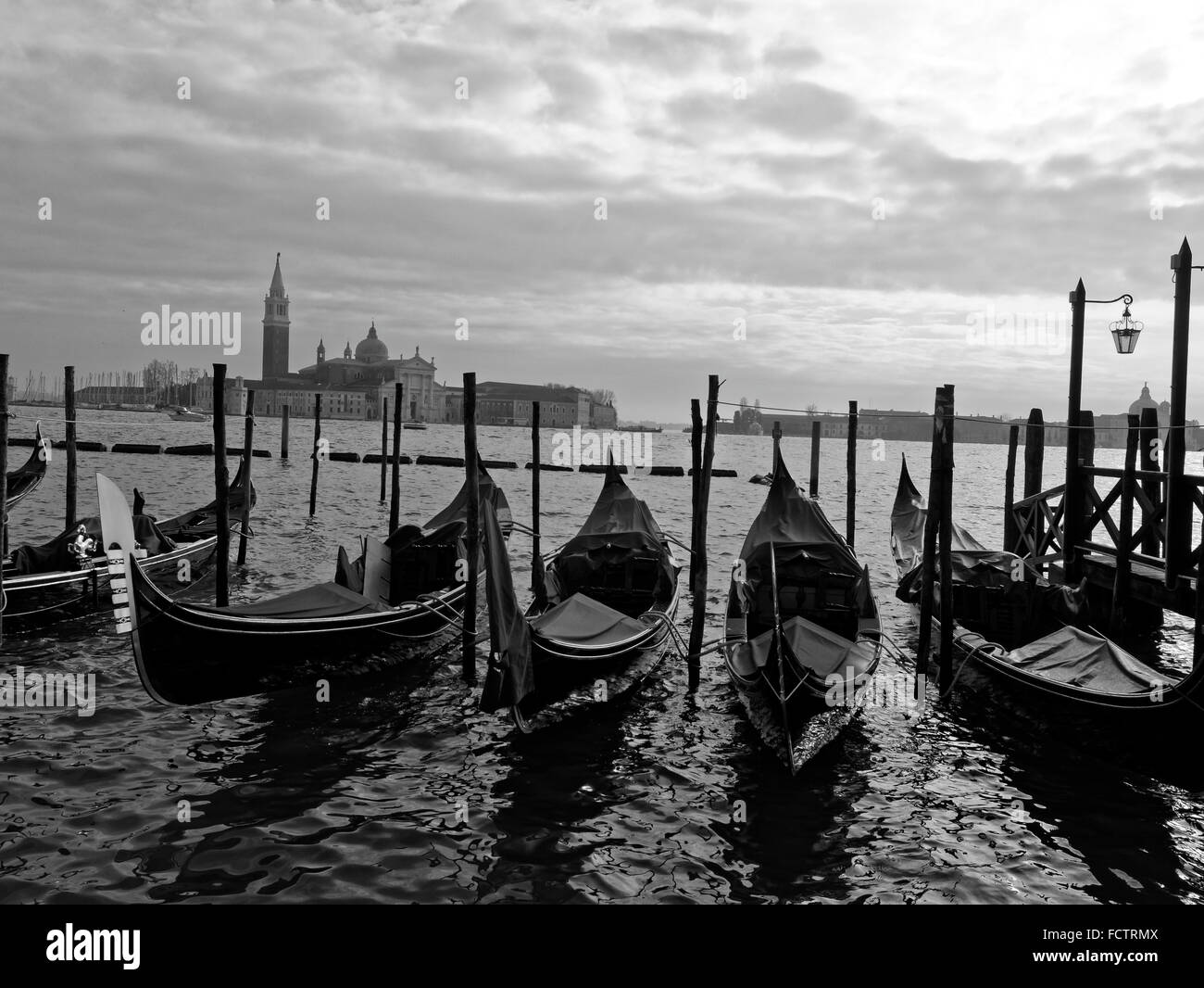 La cathédrale de San Giorgio Maggiore avec gondoles, Venise, Italie Banque D'Images
