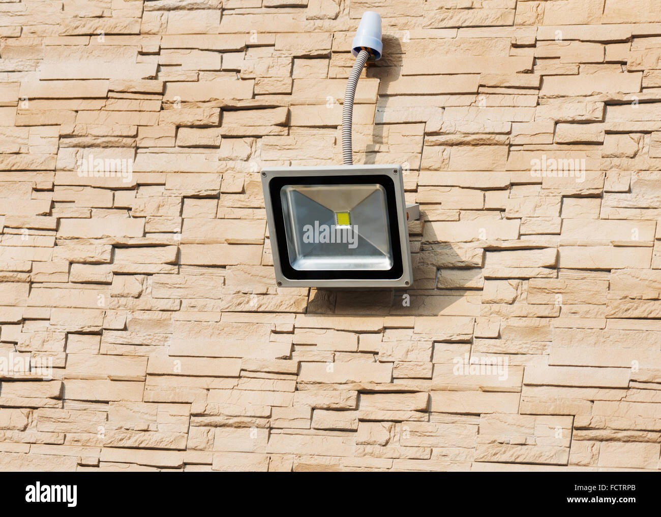 Projecteur LED sur mur de maison couverte de lite brown ardoise Décorative  murale en pierre surface Photo Stock - Alamy