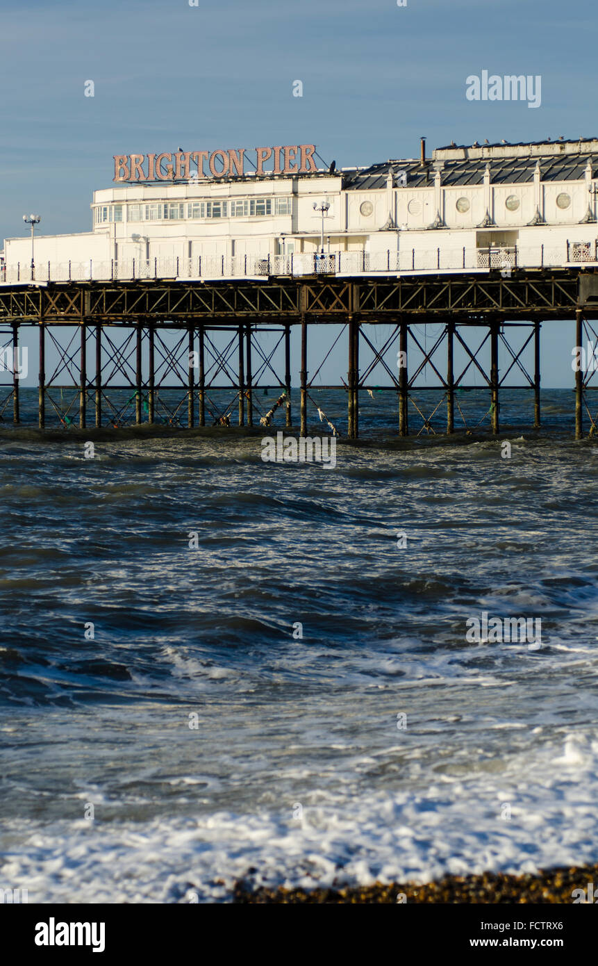 Brighton, UK. 25 janvier 2016. Météo britannique. Un ciel bleu et un temps doux à Brighton, East Sussex, ce matin après un week-end brumeux. Les températures ont atteint 11 degrés Celsius avant 10h. Credit : Francesca Moore/Alamy Live News Banque D'Images