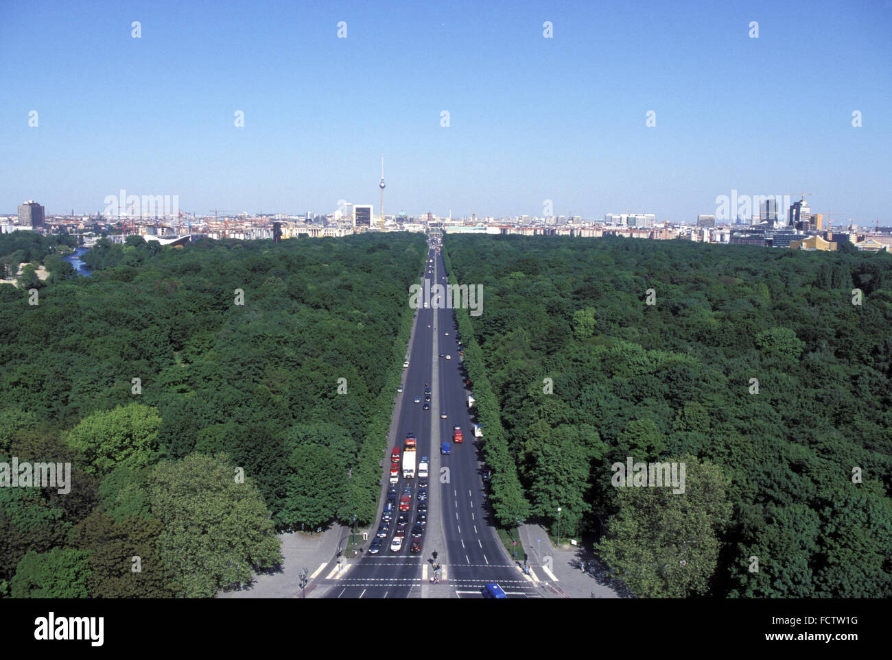 DEU, Allemagne, Berlin, Rue de la 17. de juin, vue vers l'Est à la porte de Brandebourg et la tour de télévision. DEU, Deuts Banque D'Images