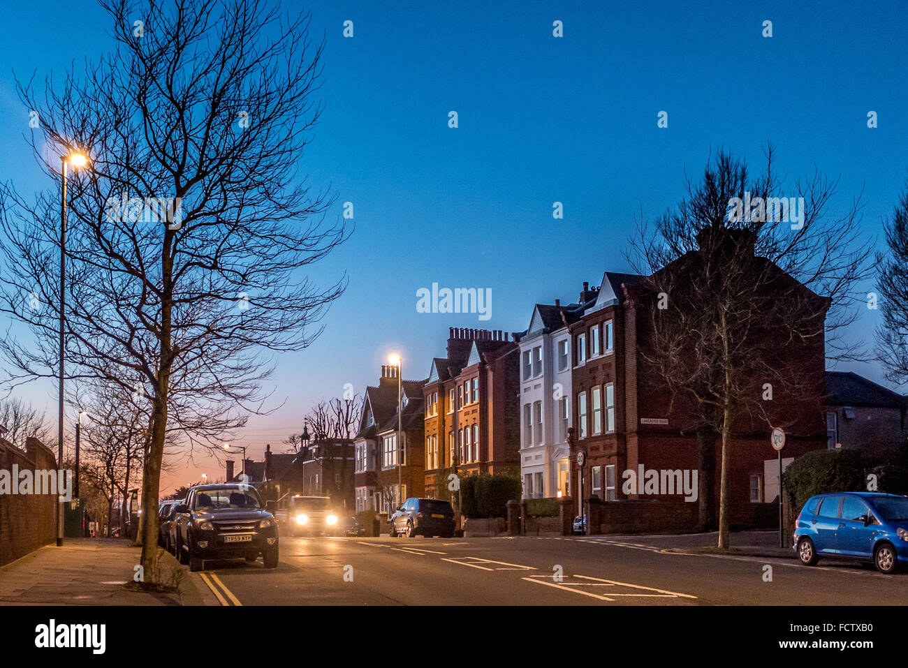 Crépuscule sur le Vieux Shoreham Road, une rue de banlieue à Brighton, Angleterre du Sud. Banque D'Images