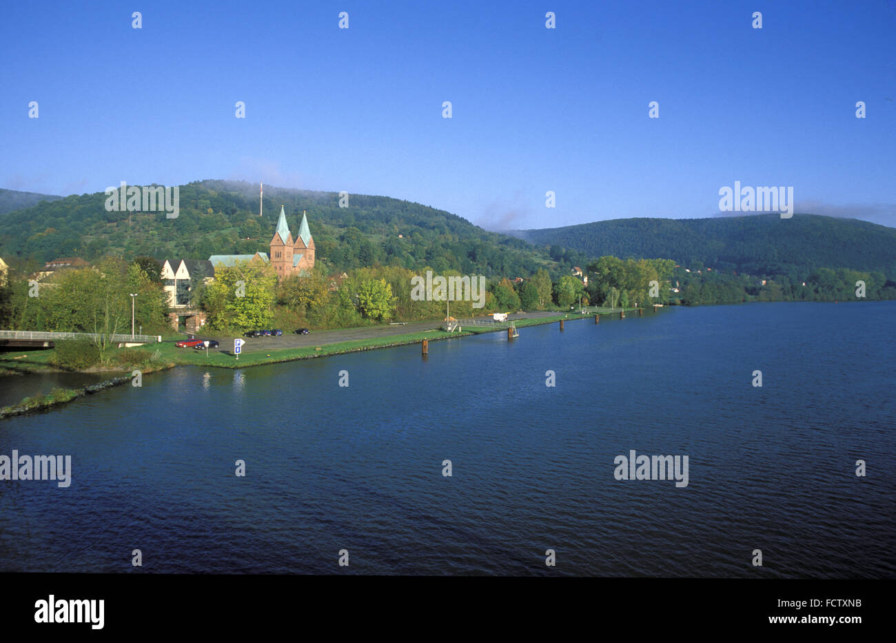 DEU, l'Allemagne, la Bavière, la rivière Main à Neustadt au Spessart, église Saint-Michel et Gertraud. DEU, Deutschland, Bayern, d Banque D'Images