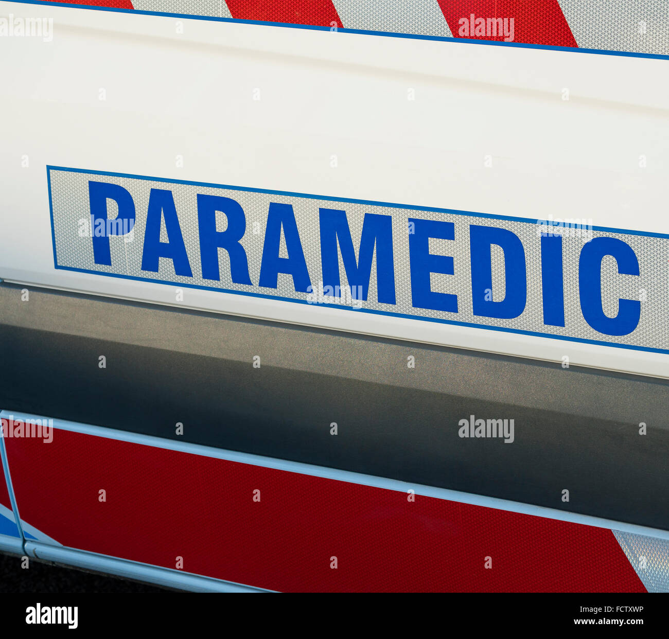 Signer sur une ambulance ambulancier Banque D'Images