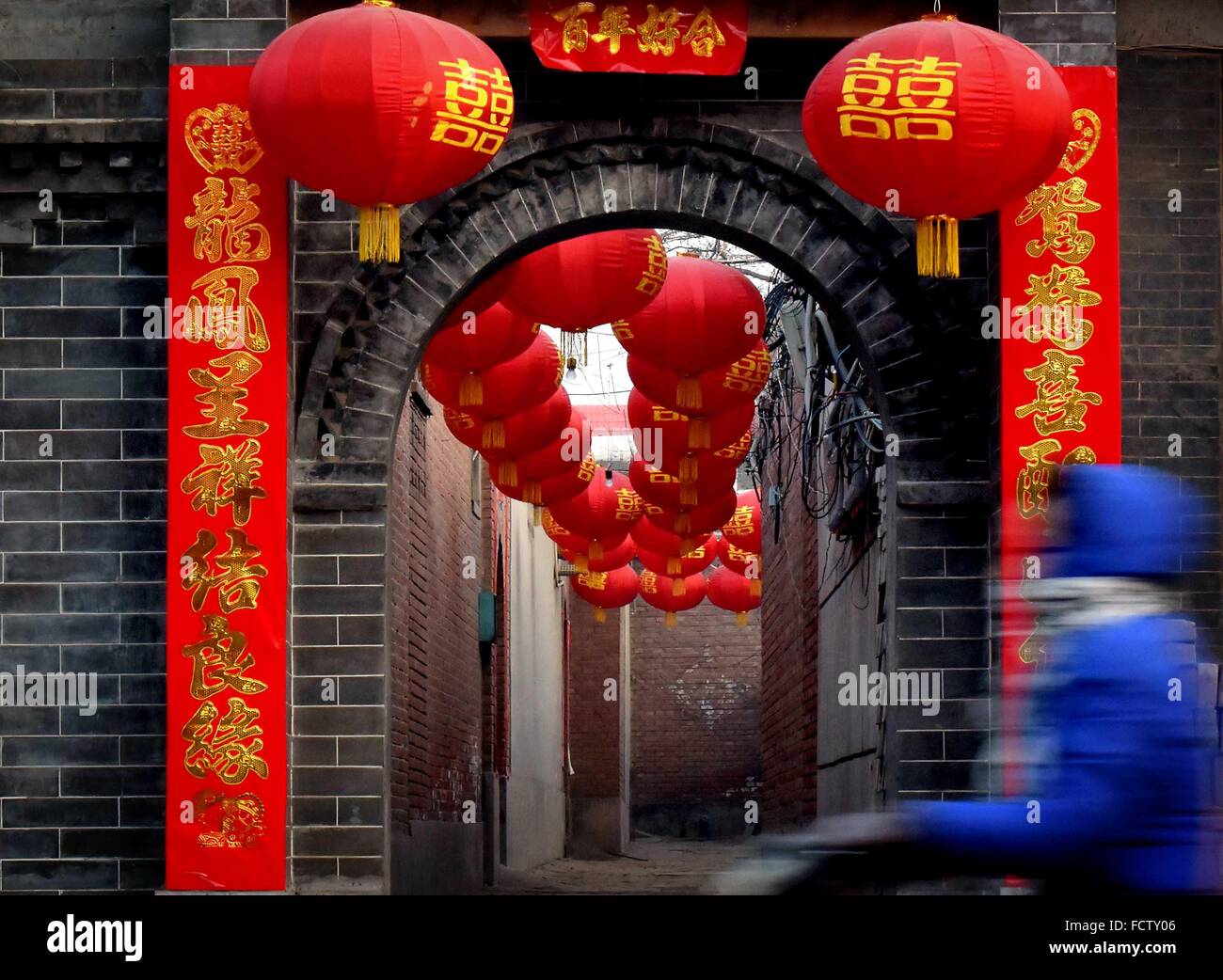 160125) -- BEIJING, 25 janvier 2016 (Xinhua) -- lanternes sont accrochées  dans une voie pour une cérémonie de mariage Zhengding ancienne ville,  province de Hebei en Chine du nord, 10 décembre 2014.