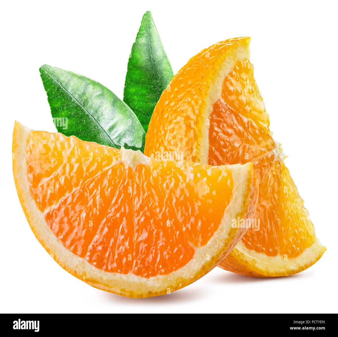 Deux segments d'orange et des fruits avec des feuilles. Fichier contient des chemins de détourage. Banque D'Images