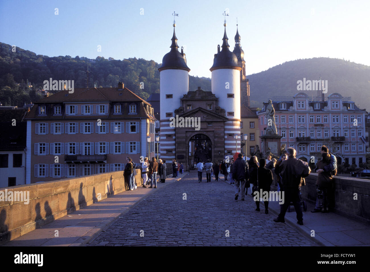 DEU, Allemagne, Heidelberg, le vieux pont avec le pont-porte. DEU, Deutschland, Heidelberg, Die Alte Bruecke mit Brueckentor. Banque D'Images