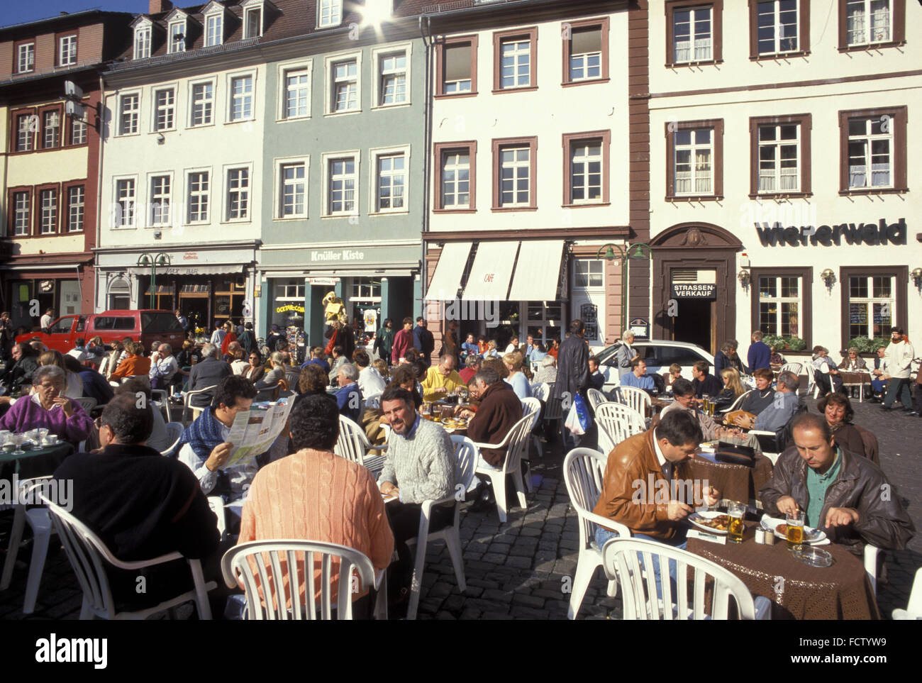 DEU, Allemagne, Heidelberg, cafés en terrasse sur la Place du marché. DEU, Deutschland, Heidelberg, Strassencafes Am Marktplatz. Banque D'Images