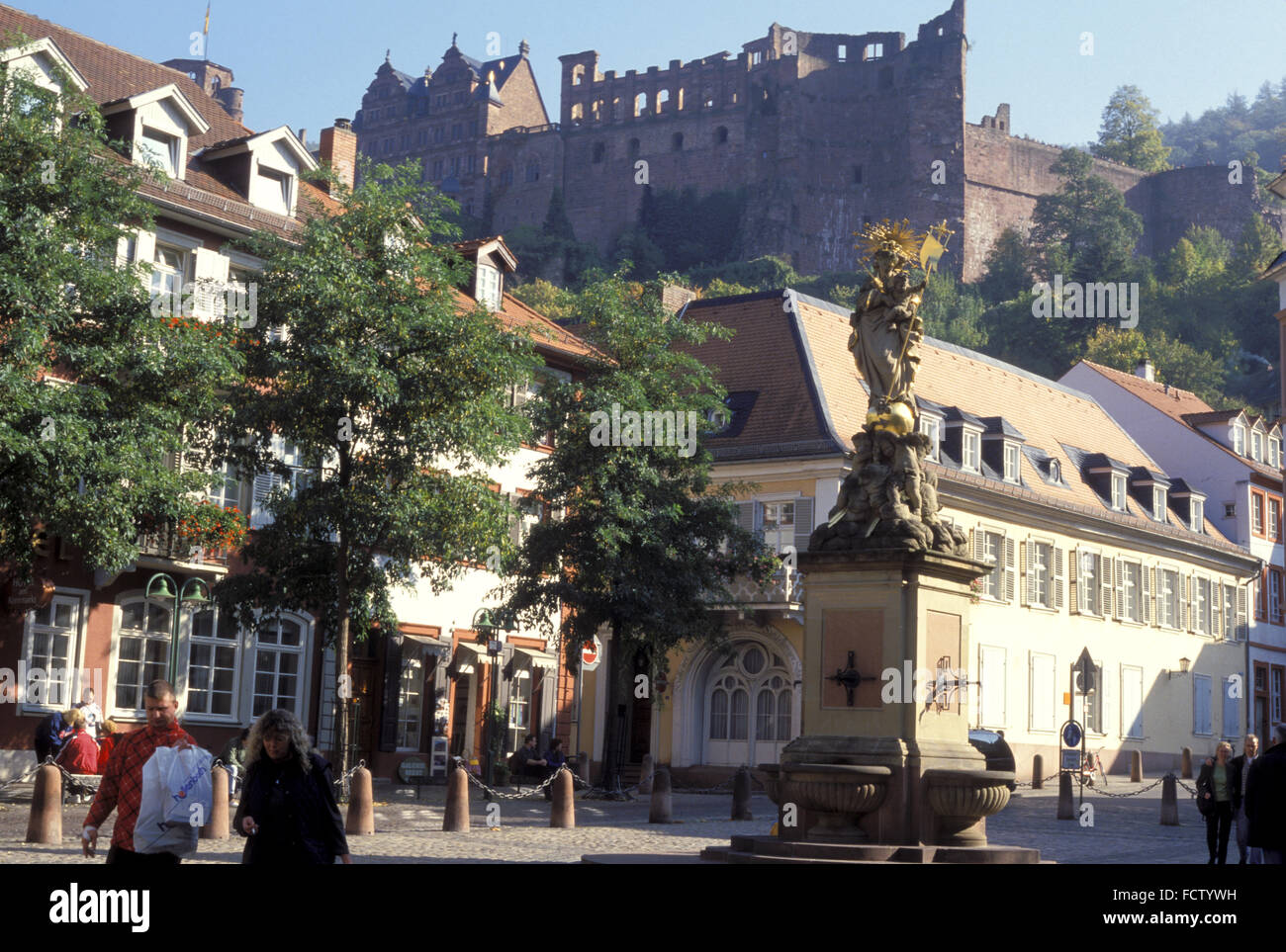 DEU, Allemagne, Heidelberg, Vierge Marie statue au Kornmarket, vue sur le château. DEU, Deutschland, Heidelberg, die Mariensta Banque D'Images