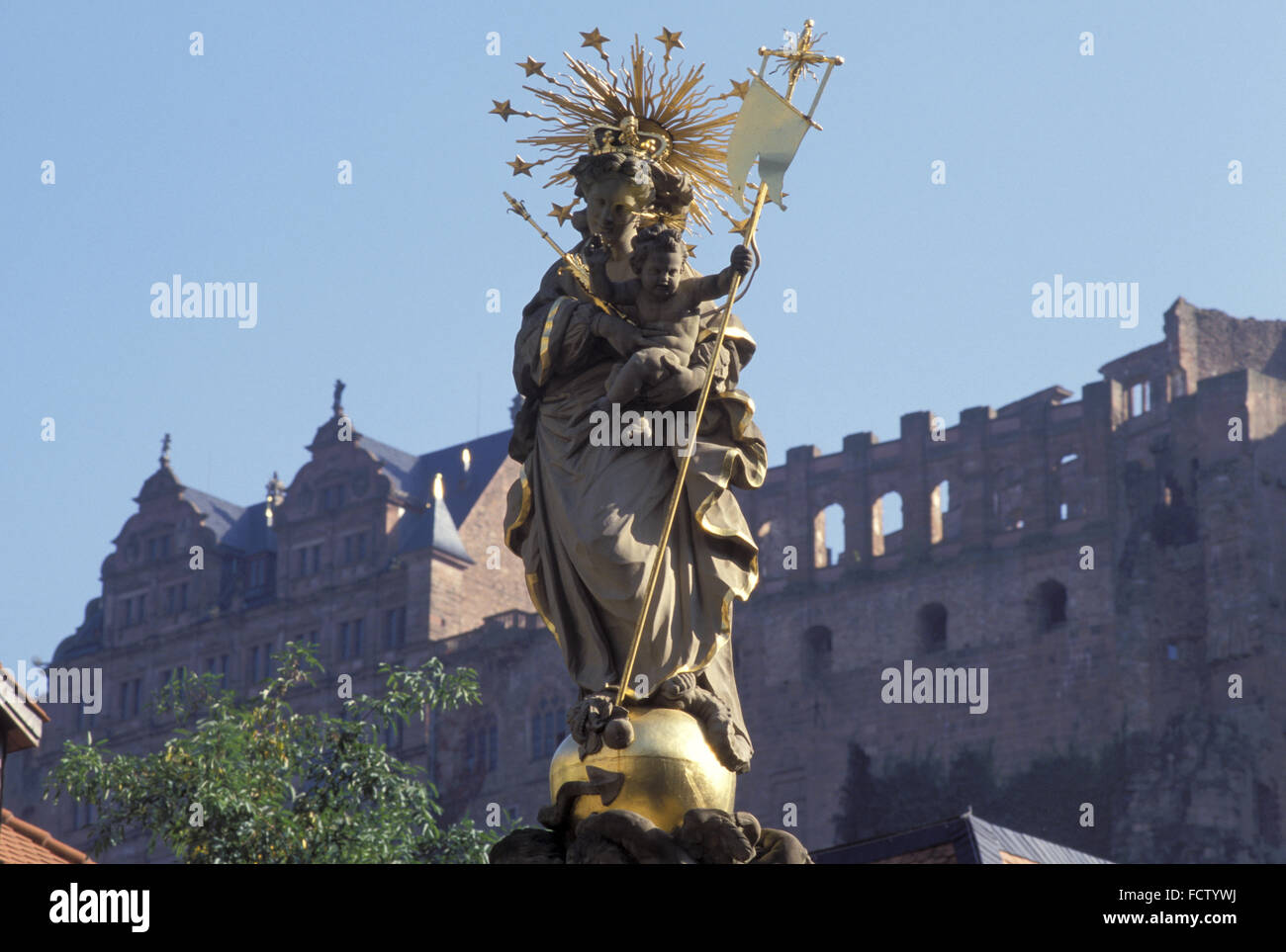 DEU, Allemagne, Heidelberg, Vierge Marie statue au Kornmarket, vue sur le château. DEU, Deutschland, Heidelberg, die Mariensta Banque D'Images