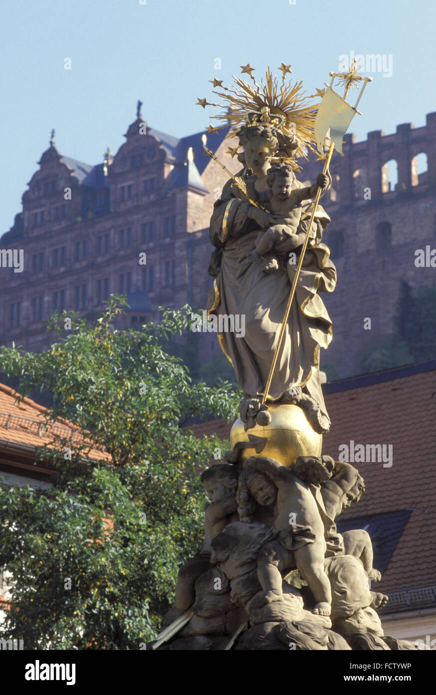 DEU, Allemagne, Heidelberg, Vierge Marie statue au Kornmarket, vue sur le château. DEU, Deutschland, Heidelberg, die Mariensta Banque D'Images