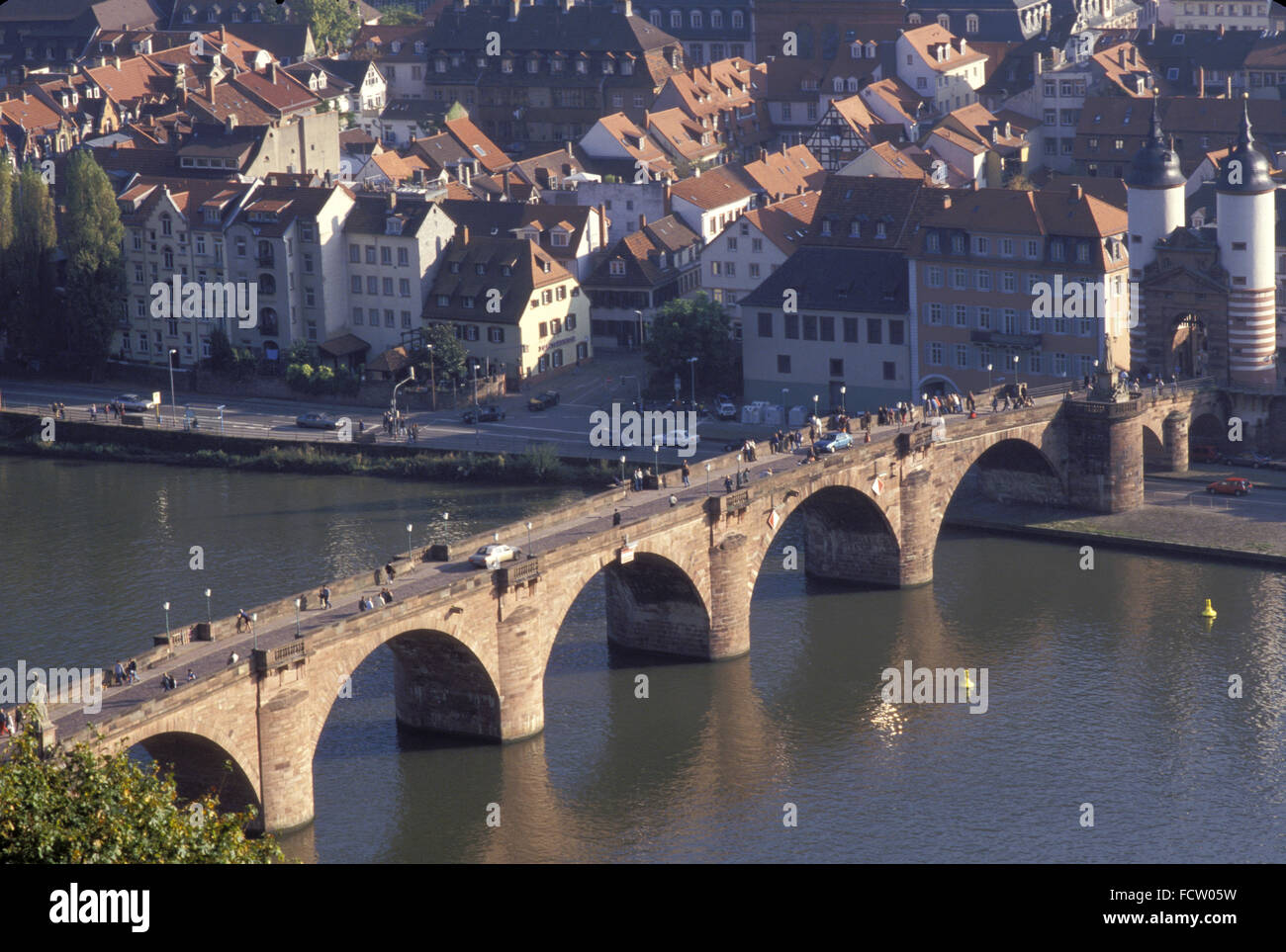 DEU, Allemagne, Heidelberg, vue depuis le vieux pont à l'Philosophenweg sur la rivière Neckar et à la partie ancienne de la ville Banque D'Images