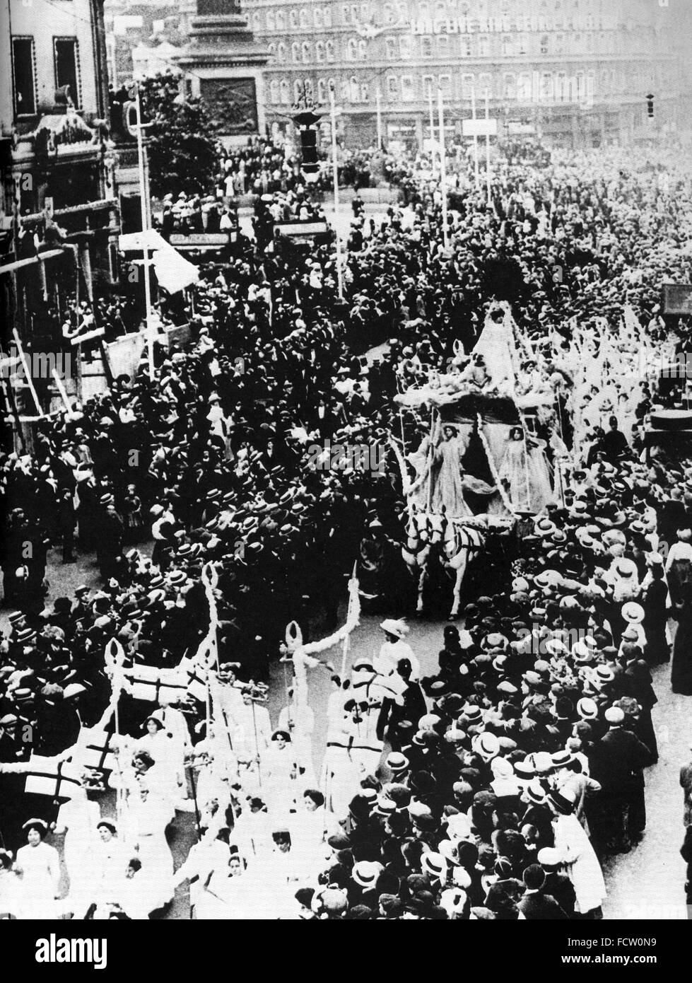Couronnement des suffragettes mars route passant par Trafalgar Square, Londres, 17 juin 1911 Banque D'Images