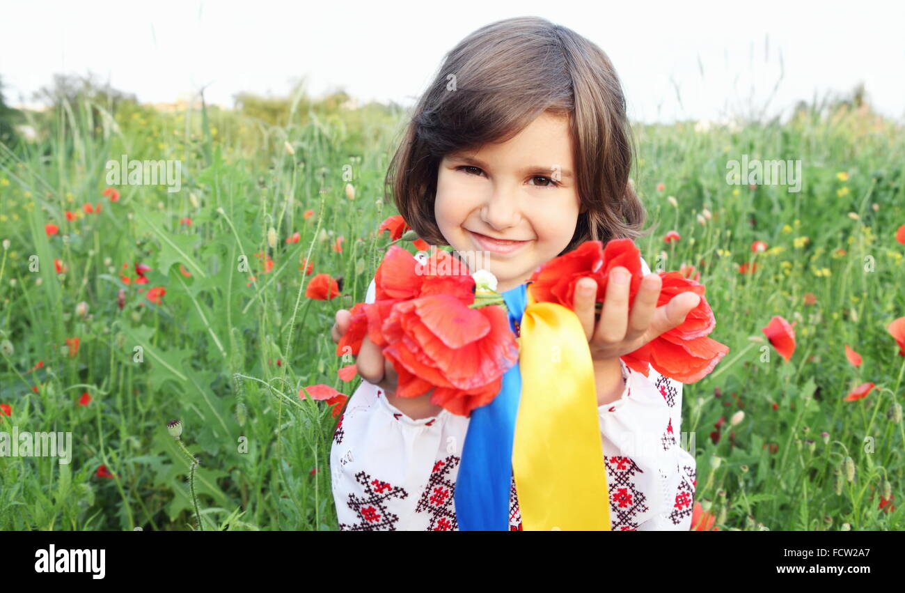 Smiling Girl Holding Wreath with pavillon ukrainien rubans jaune et bleu Banque D'Images