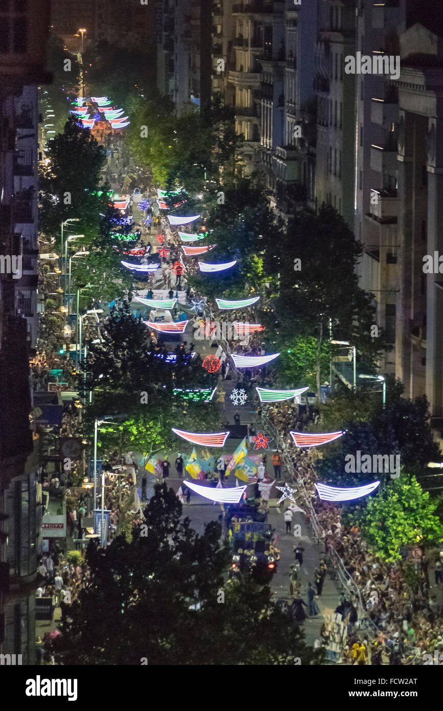 MONTEVIDEO, URUGUAY, JANVIER - 2016 - vue aérienne de l'avenue 18 de Julio à inagural parade du Carnaval de Montevideo, Uruguay Banque D'Images
